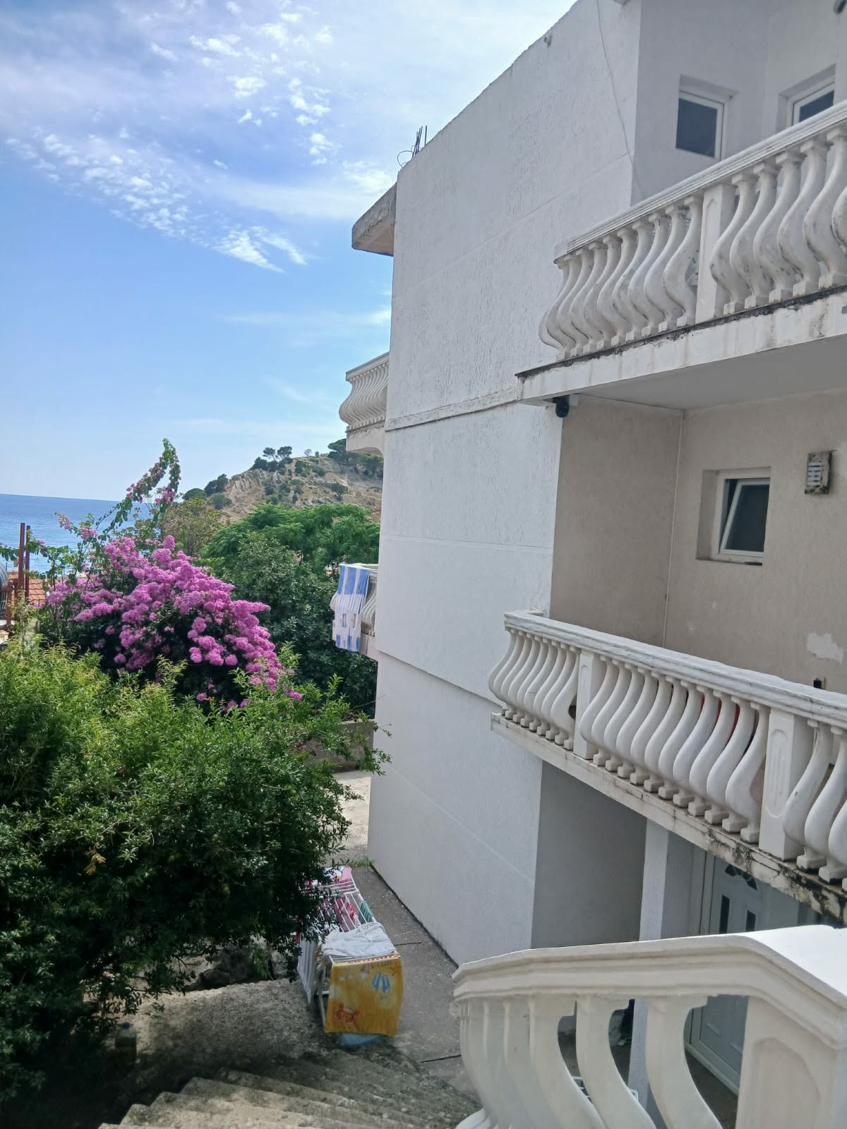Bočni pogled na kuću i more