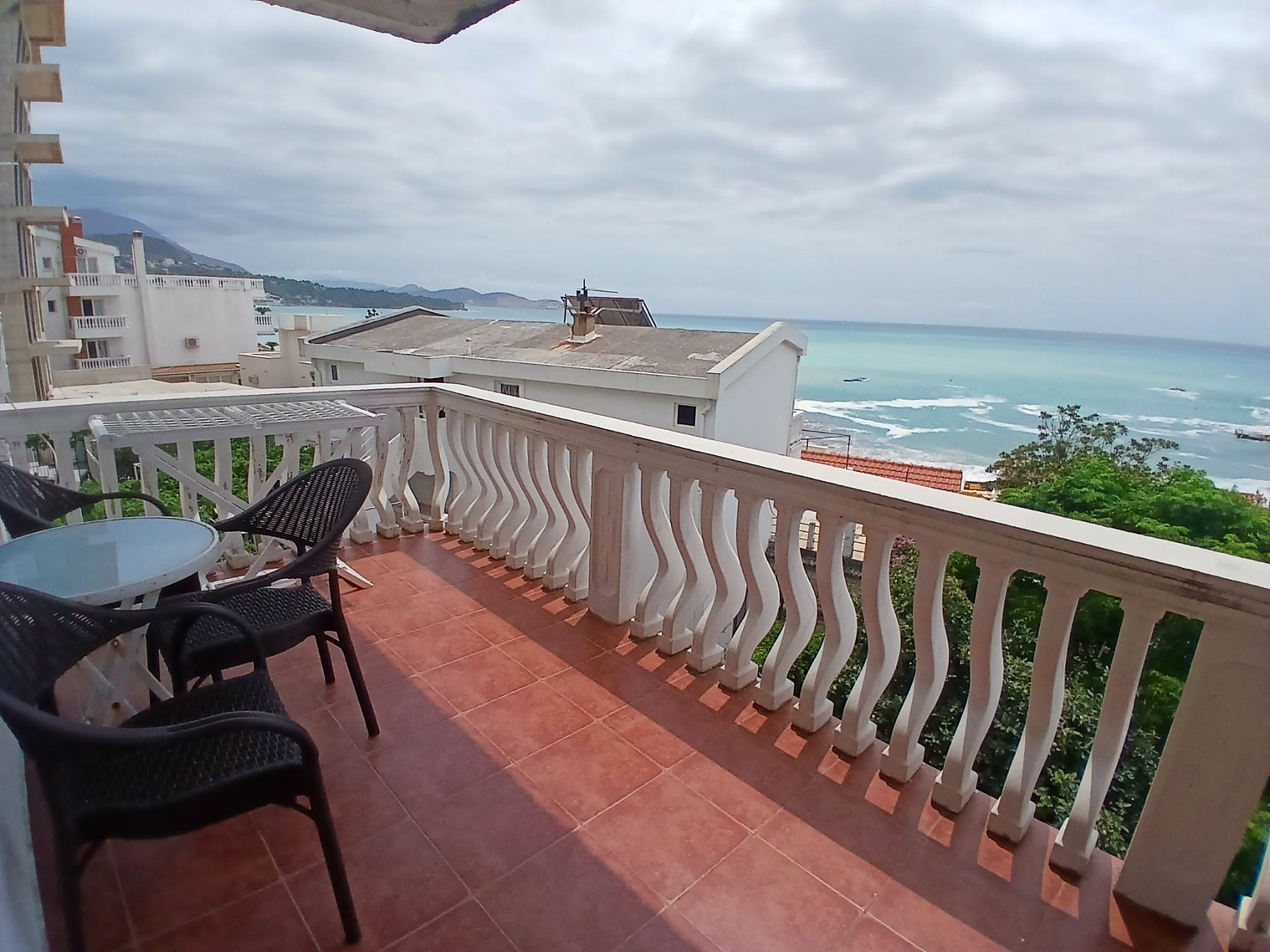 Apartmani Pikula — panoramski pogled s terase na more