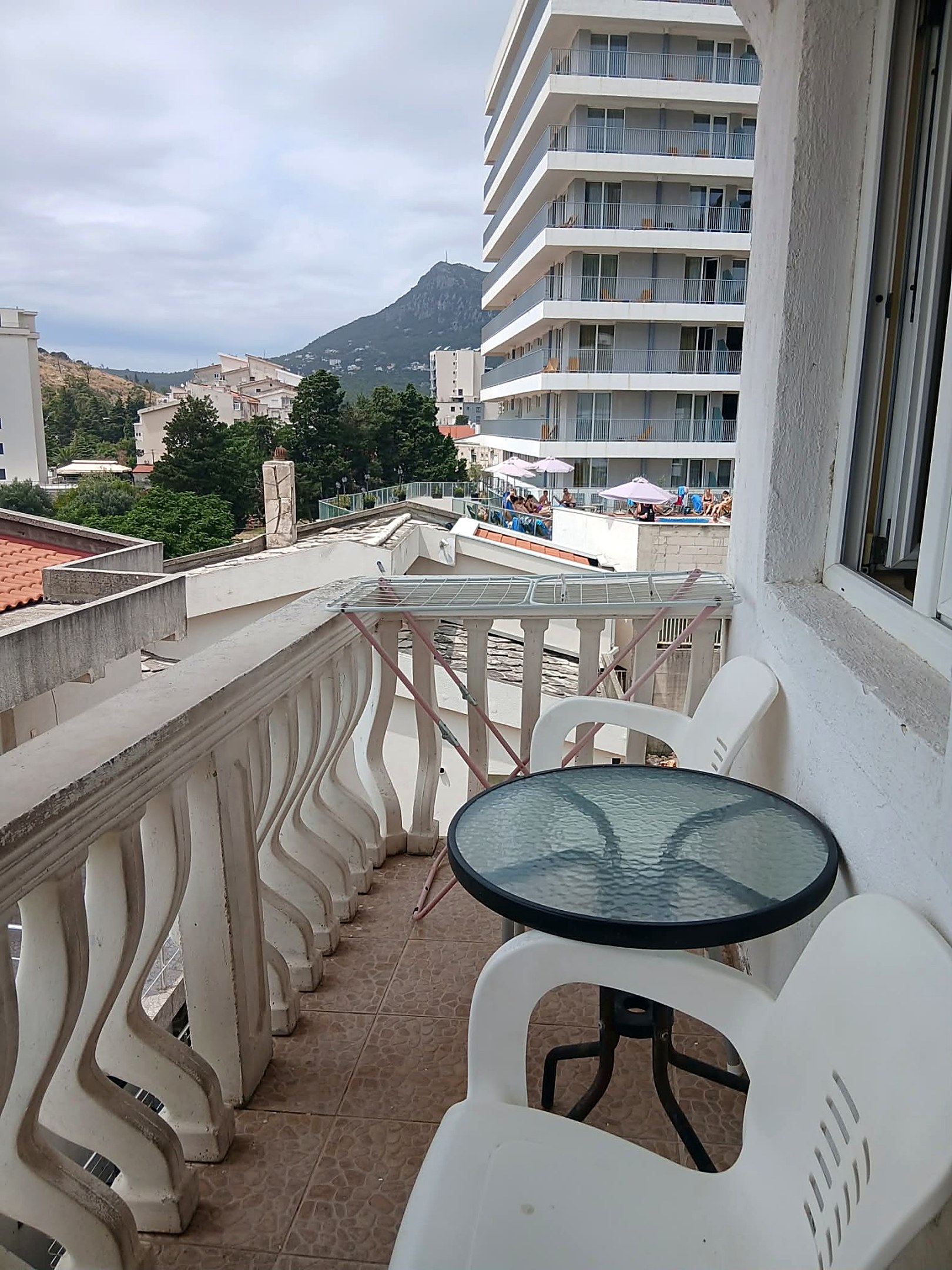 Apartman s balkonom (Br 3) — balkon s pogledom na Sutomore