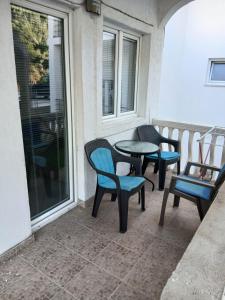 Apartman u prizemlju (Br 8) — terasa s namještajem