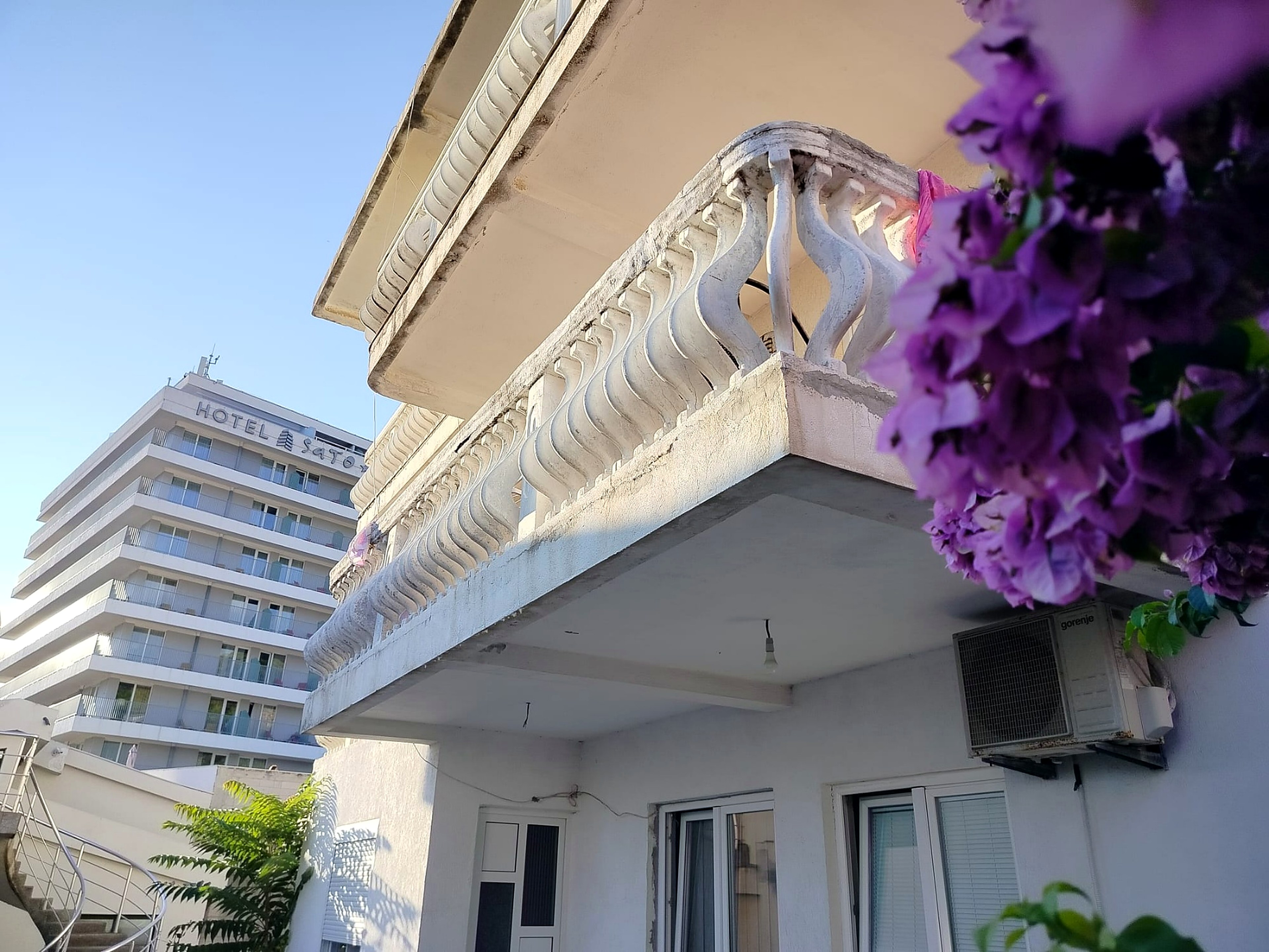 Apartmani Pikula — fasada i balkoni s bugenvilijom